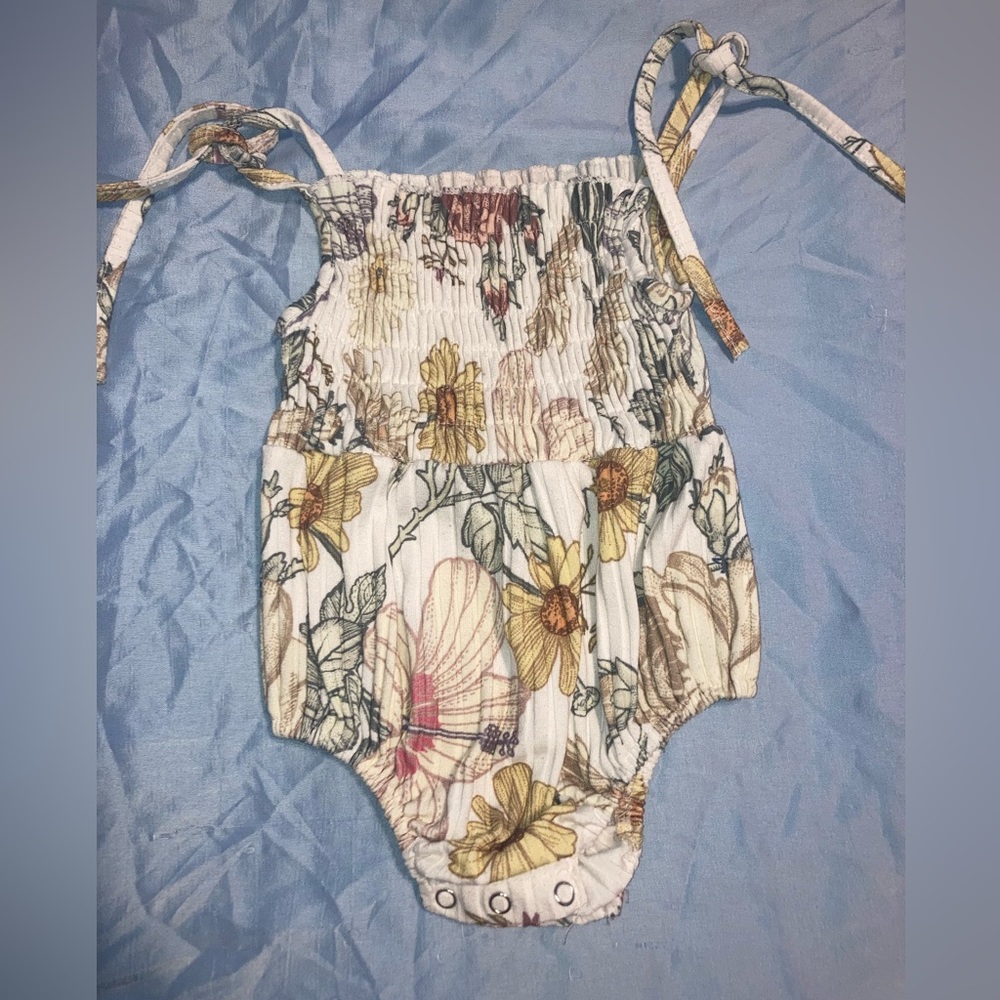 Baby girl tie romper